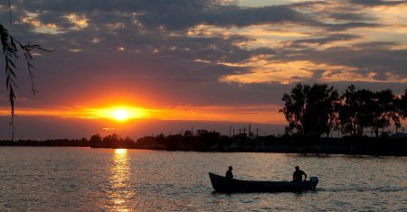 Locul misterios din Romania care are o plaja cu nisip fin si o apa limpede. Cazarile sunt cu mult mai ieftine fata de litoralul Marii Negre: E pace si multa liniste