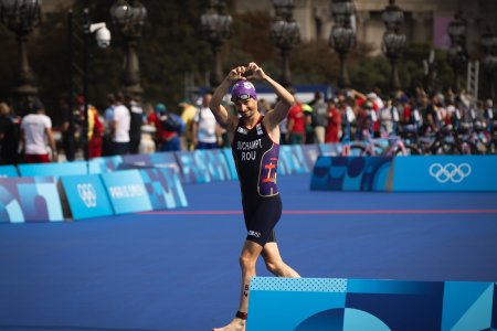 Felix Duchampt, romanul care concureza in tara natala, a terminat pe ultimul loc cursa de triatlon, in ovatiile publicului. 