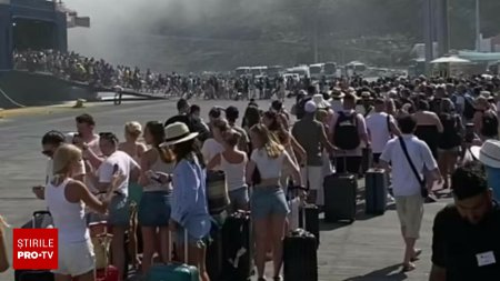 Ce se intampla de fapt in Santorini. Multimi uriase de turisti coboara de pe feribot si se inghesuie pe stradute. VIDEO