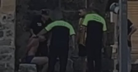 Un barbat in <span style='background:#EDF514'>CHILOTI</span>, incatusat de politisti dupa ce a incercat sa escaladeze Turnul Sfantul Stefan din Baia Mare VIDEO