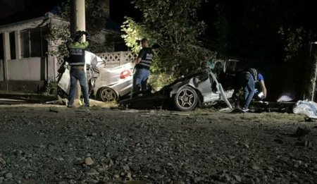 Doi politisti din <span style='background:#EDF514'>TARGU LAPUS</span> au murit, iar o colega de-a lor a fost ranita grav intr-un accident rutier. Masina in care se aflau s-a rupt in doua. FOTO