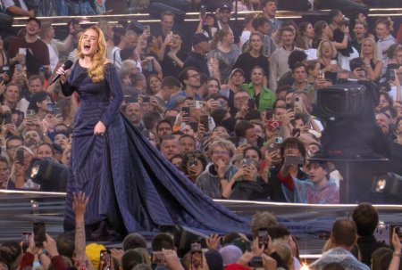 Decizie neasteptata a germanilor. Au interzis jurnalistilor sa o fotografieze pe Adele in concert la Munchen, dar publicul are voie cu telefoane mobile