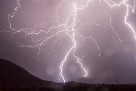 Un fulger loveste o plaja plina de turisti din Abruzzo, Italia: trei raniti, unul grav