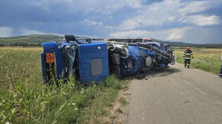 O cisterna plina cu petrol s-a rasturnat pe un drum din Prahova. Traficul este blocat