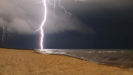 Panica pe o plaja din Italia: Cel putin 7 oameni au fost loviti de fulgere: 