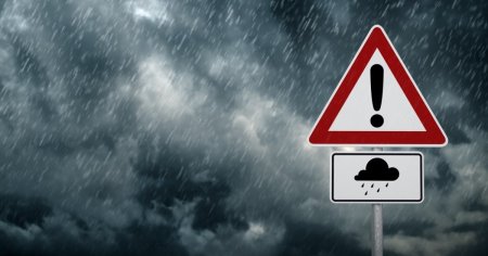 Alerta meteo de vijelii si ploi torentiale. Unde va face prapad vremea rea