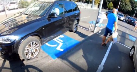 Reactia unui sofer de BMW care a parcat pe un loc pentru <span style='background:#EDF514'>PERSOANE CU DIZABILITATI</span> cand a auzit ca va fi anuntata politia: Esti bolnav psihic? VIDEO