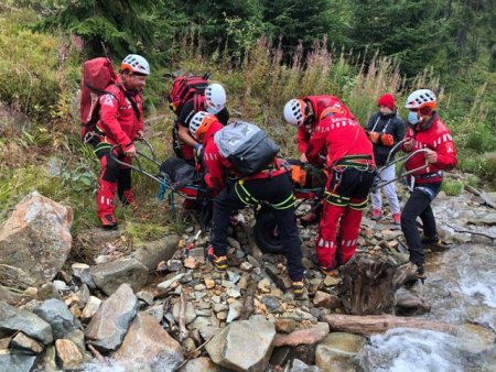 Salvamont: 43 de persoane aflate in situatii de risc au fost salvate sambata din zonele montane