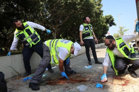 Politia din Israel anunta un presupus atac terorist langa Tel Aviv. O femeie a murit injunghiata si trei barbati au fost raniti