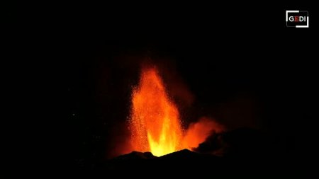 <span style='background:#EDF514'>VULCANUL ETNA</span> genereaza probleme mari in Italia. Aeroportul din Catania limiteaza numarul zborurilor de sosire. VIDEO