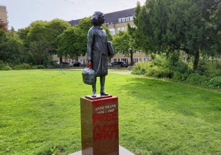 Statuia Annei Frank din Amsterdam a fost vandalizata cu graffiti pro-palestinieni