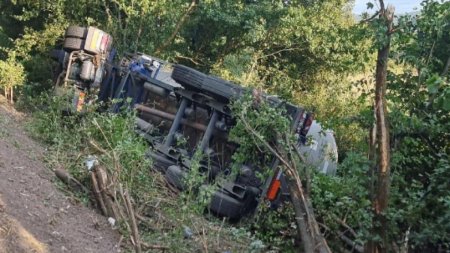 Camion incarcat cu gaz lichefiat, rasturnat in Arad. Traficul a fost deviat