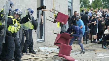 Violente in Marea Britanie, un hotel unde sunt cazati solicitantii de azil a fost devastat. 150 de persoane arestate, <span style='background:#EDF514'>POLITISTI RANITI</span>