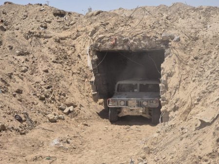 Tunel inalt de trei metri prin care pot trece vehicule, descoperit de armata israeliana in zona de frontiera Gaza-Egipt. VIDEO