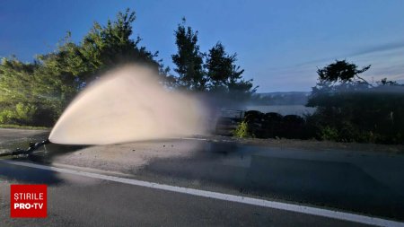 Pompierii continua de 12 ore interventia la cisterna cu gaz lichefiat fisurata pe DN 7, in Arad, dupa ce s-a rasturnat