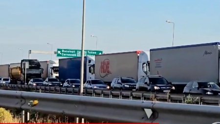 Traficul este blocat de ore intregi pe Autostrada Soarelui, dupa ce un TIR s-a rasturnat