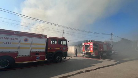 Incendiu cu degajari mari de fum la un depozit din Costinesti