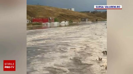 Furtuna a facut prapad in Constanta. Strazile au fost inundate in doar cateva minute, iar masinile au fost avariate