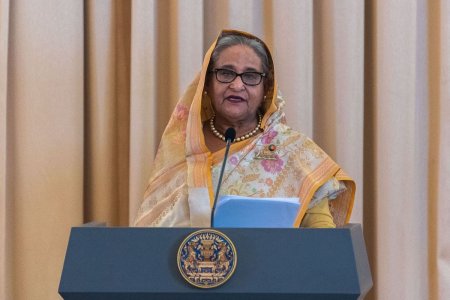 Haos in Bangladesh, unde premierul a parasit tara, in timp ce <span style='background:#EDF514'>PROTESTATARII</span> i-au luat cu asalt resedinta oficiala