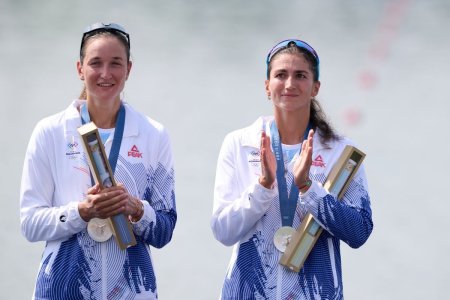 Ce-si doresc acum <span style='background:#EDF514'>SIMONA RADIS</span> si Ancuta Bodnar: Sa bem o cafea langa turnul Eiffel, sa mancam un croissant si sa ne bucuram de priveliste