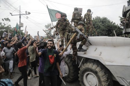 <span style='background:#EDF514'>PROTESTATARII</span> din Bangladesh au intrat in Parlament si au vandalizat casa premierului demisionar