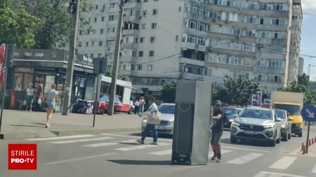 Imagini bizare cu un iesean care impinge linistit un frigider printre masini, in mijlocul unei intersectii aglomerate | VIDEO