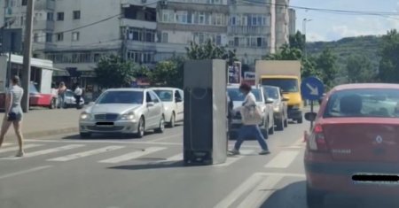 Cu frigiderul la plimbare, in mijlocul unei intersectii aglomerate din Iasi Macar avea ceva rece de baut