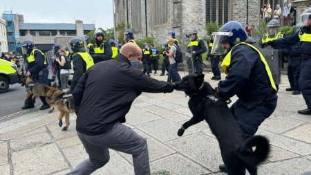 Uciderea fetitelor din Southport. Sute de oameni au fost arestati la proteste, dupa crimele comise de fiul migrantilor din Rwanda