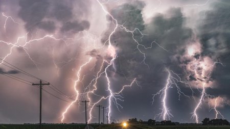 Furtuna puternica in Bucuresti si Ilfov. ANM a emis cod portocaliu de vijelie