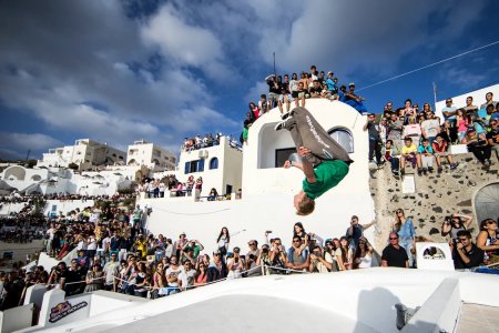 Aflux record de turisti in Santorini: Insula coplesita de numarul mare de vizitatori