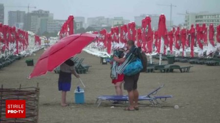 Furtuna de pe litoral le-a stricat distractia turistilor. Unii au imprumutat umbrelele de plaja, altii au fugit in apa