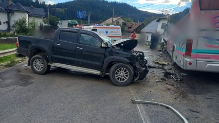 Patru persoane, intre care un copil, la spital dupa ce o masina si un autocar s-au ciocnit