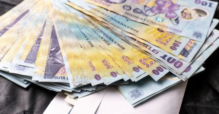 Cati angajati din Romania mai iau in prezent salariul in plic. Multi romani inca nu au <span style='background:#EDF514'>CARD BANCAR</span>