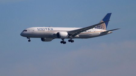 Un pasager a dat in judecata <span style='background:#EDF514'>UNITED AIRLINES</span> dupa ce o bucata de sarma din mancare i s-a infipt in gat, in avion