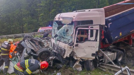 <span style='background:#EDF514'>ACCIDENT GRAV IN BISTRITA</span>-Nasaud. Un barbat a fost ucis dupa ce un camion a acrosat un alt vehicul si s-a ciocnit de o autoutilitara