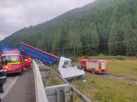 Accident cu doua camioane si o autoutilitara, in Bistrita. Unul dintre soferi a fost gasit decedat in cabina distrusa