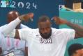 Moment stanjenitor pentru <span style='background:#EDF514'>LEBRON</span> James la Jocurile Olimpice » S-a ridicat si a salutat, crezand ca e aclamat! Ce strigau, in realitate, fanii