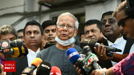 Cine este Muhammad Yunus, laureatul <span style='background:#EDF514'>NOBEL</span> care a preluat puterea in Bangladesh. Pentru ce a luat premiu, sustinut de studenti