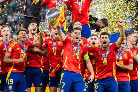 Fotbalistii spanioli Morata si Rodri, suspendati de UEFA dupa ce au scandat Gib<span style='background:#EDF514'>RALTA</span>rul este spaniol la prezentarea trofeului Euro 2024