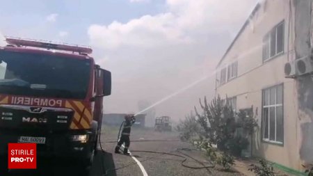 Incendiu puternic la o fabrica de furnir din Braila. Administratorul firmei a fost gasit carbonizat