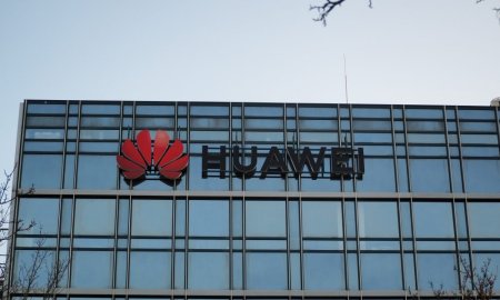 Huawei si BAIC au lansat Stelato S9, primul lor vehicul electric, la un pret pornind de la 55.900 dolari, pentru a rivaliza cu Mercedes-Benz EQS