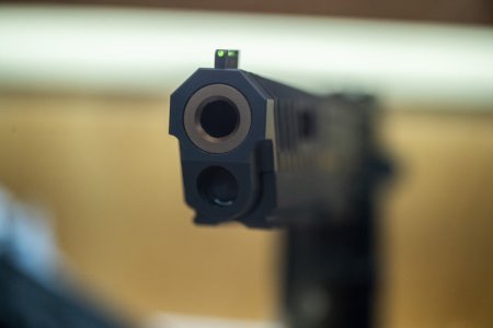 Un barbat din Galati a gasit un pistol intr-o pubela de gunoi