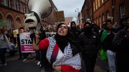 Suntem mai multi decat voi. Mii de protestatari anti-rasism s-au adunat ca sa blocheze mitingurile extremei drepte din Marea Britanie