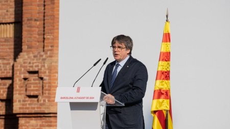 Separatistul catalan Carles Puigdemont si-a batut joc de politie: a tinut un discurs la Barcelona si a disparut in multime