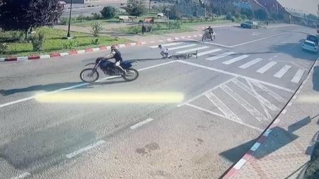 Momentul in care un copil e lovit de doi motociclisti pe o trecere de pietoni, in Suceava. Ambii fug de la locul accidentului