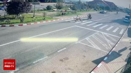 Un copil pe bicicleta a fost lovit de doua motociclete, pe trecerea de pietoni, in Suceava. Autorii au fugit apoi. VIDEO