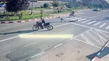 Video cu momentul in care un copil pe bicicleta e lovit pe trecere de doi motociclisti fara permis, la Baia, in Suceava