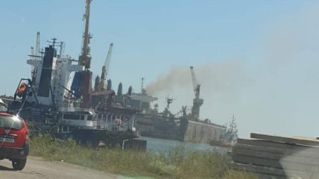 Un incediu a izbucnit pe un vapor aflat in santierul naval Midia. Pompierii cauta patru persoane care ar putea fi surprinse in interior