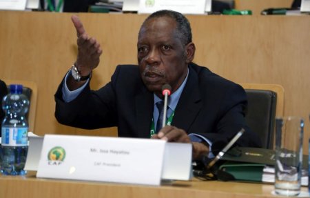 Fostul presedinte al <span style='background:#EDF514'>CONFEDERATIE</span>i Africane de Fotbal, Issa Hayatou, a murit la Paris cu o zi inainte sa implineasca 78 de ani