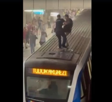 Incident la metrou. Un barbat s-a suit pe garnitura si a incercat sa imprastie substante dintr-un extinctor